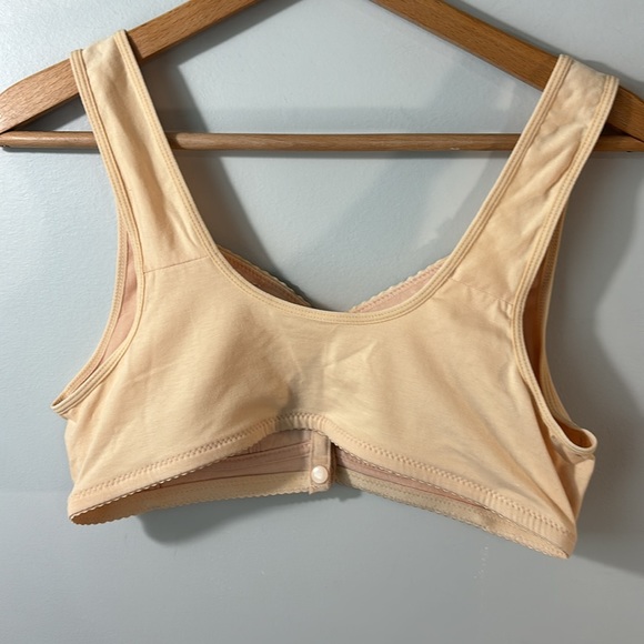 NWT all day comfort with this SNAP FRONT BRA in size 42. - Picture 6 of 8